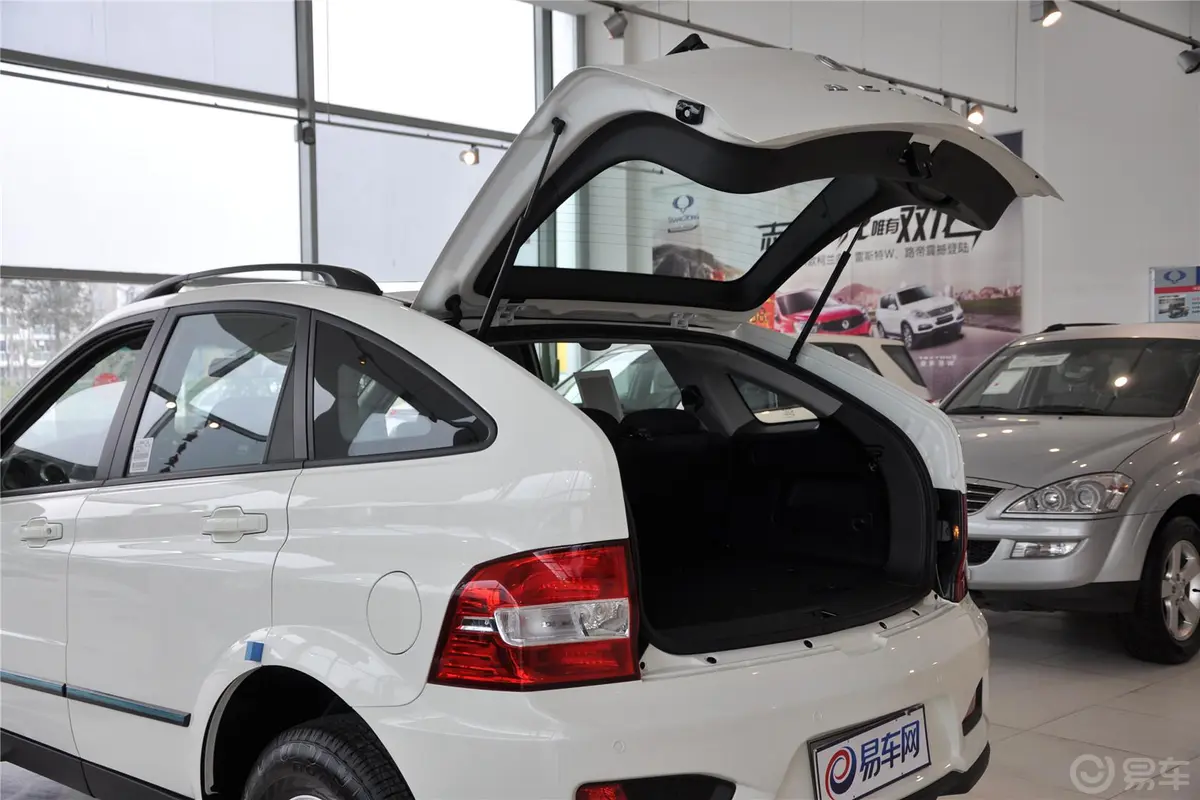 爱腾2.3L 汽油 两驱自动舒适版行李厢开口范围