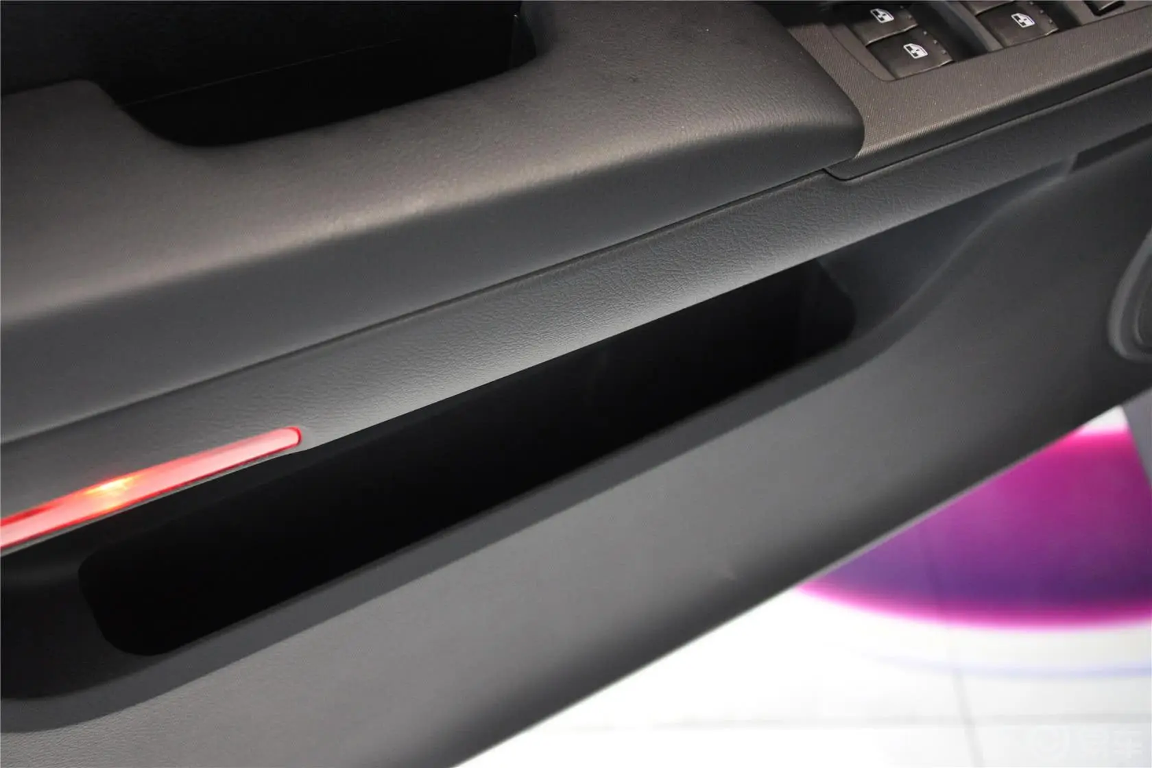 爱腾2.3L 汽油 两驱自动舒适版驾驶员门储物盒