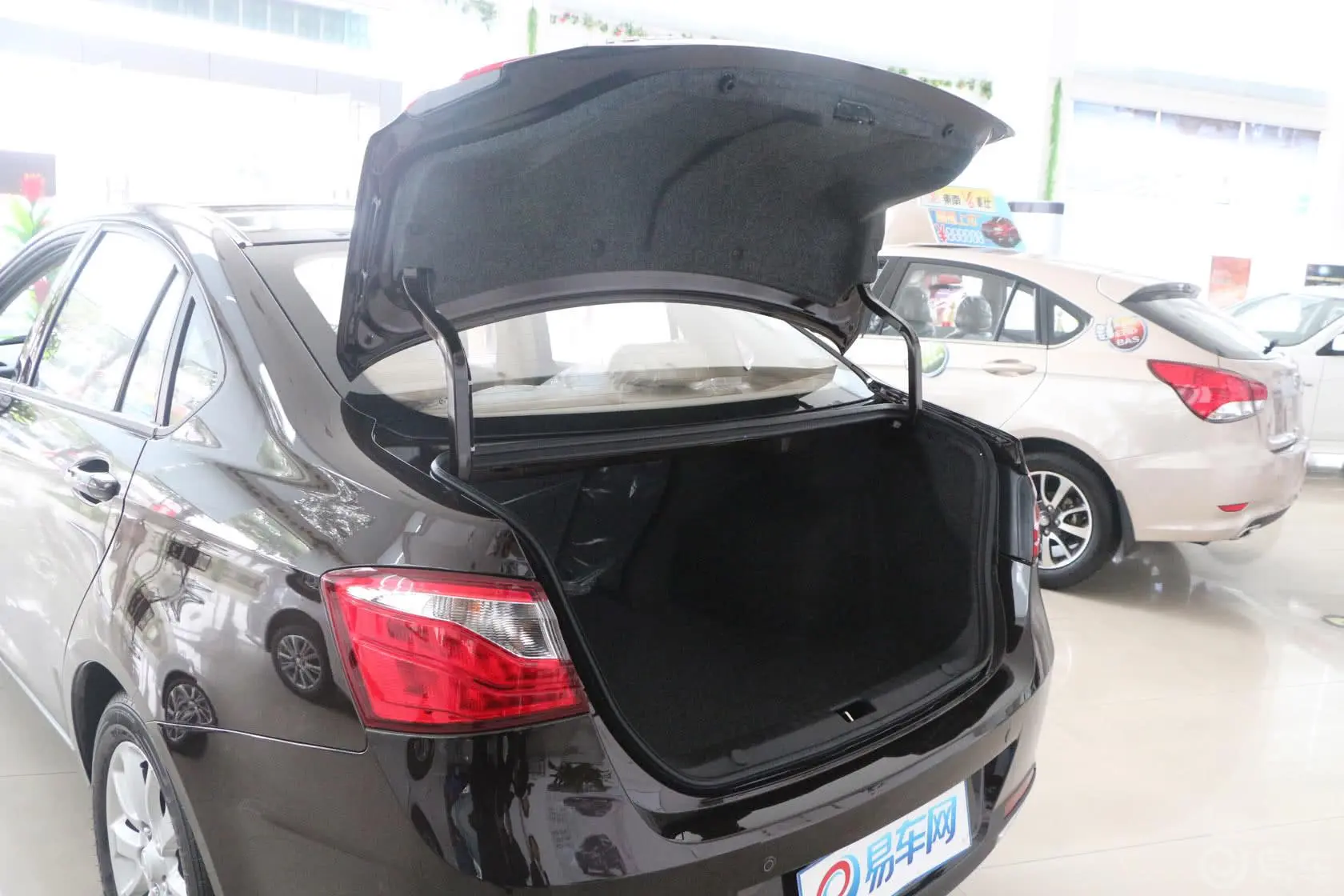 V5菱致1.5L 手动 舒适型行李厢开口范围