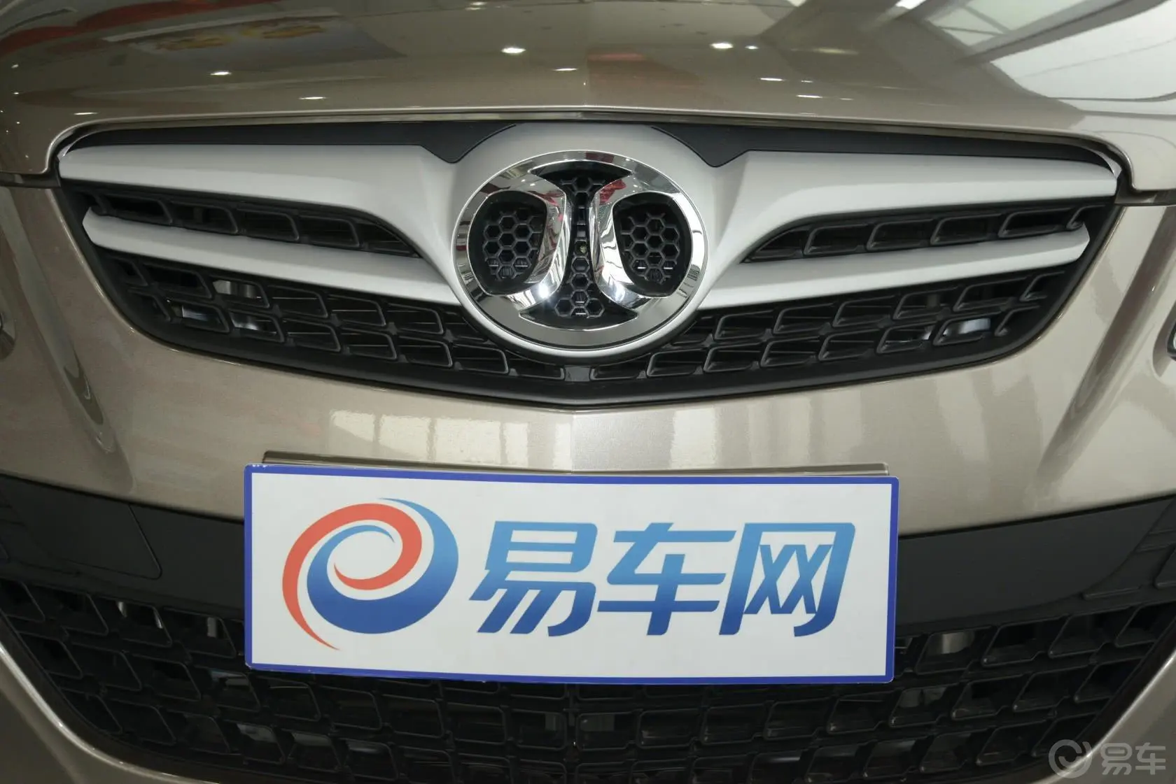 北京汽车E系列三厢 1.3L 手动 乐天版前格栅侧俯拍