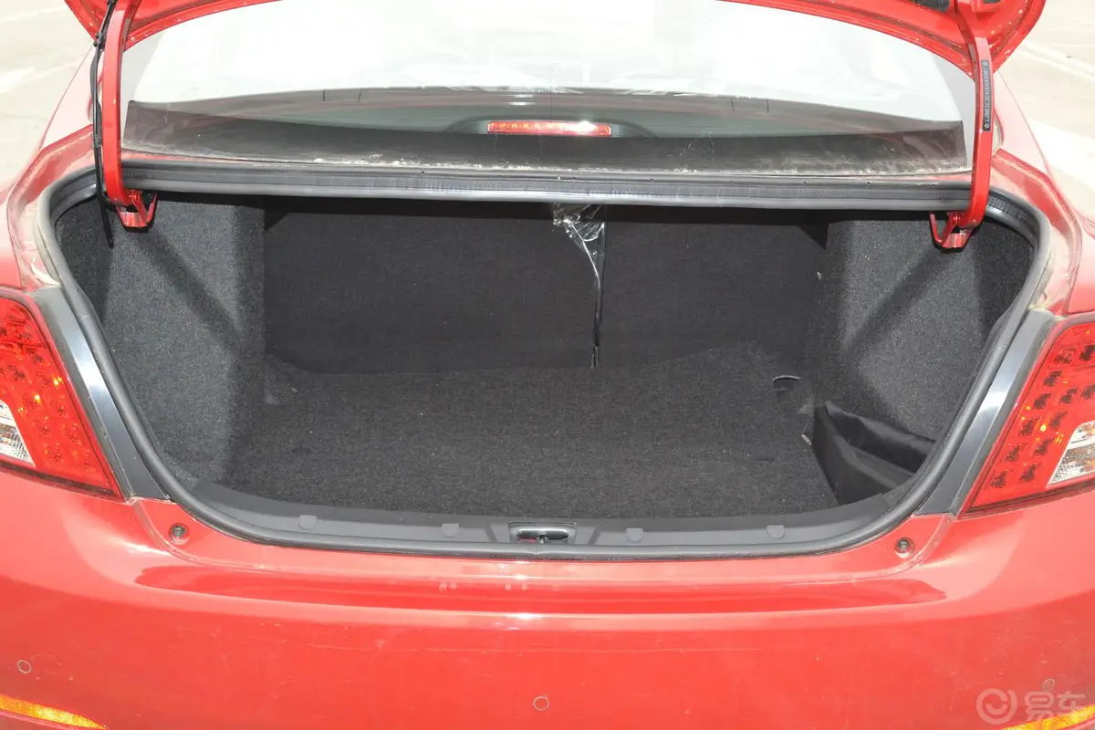 众泰Z3001.5L 手动 精英型行李箱空间