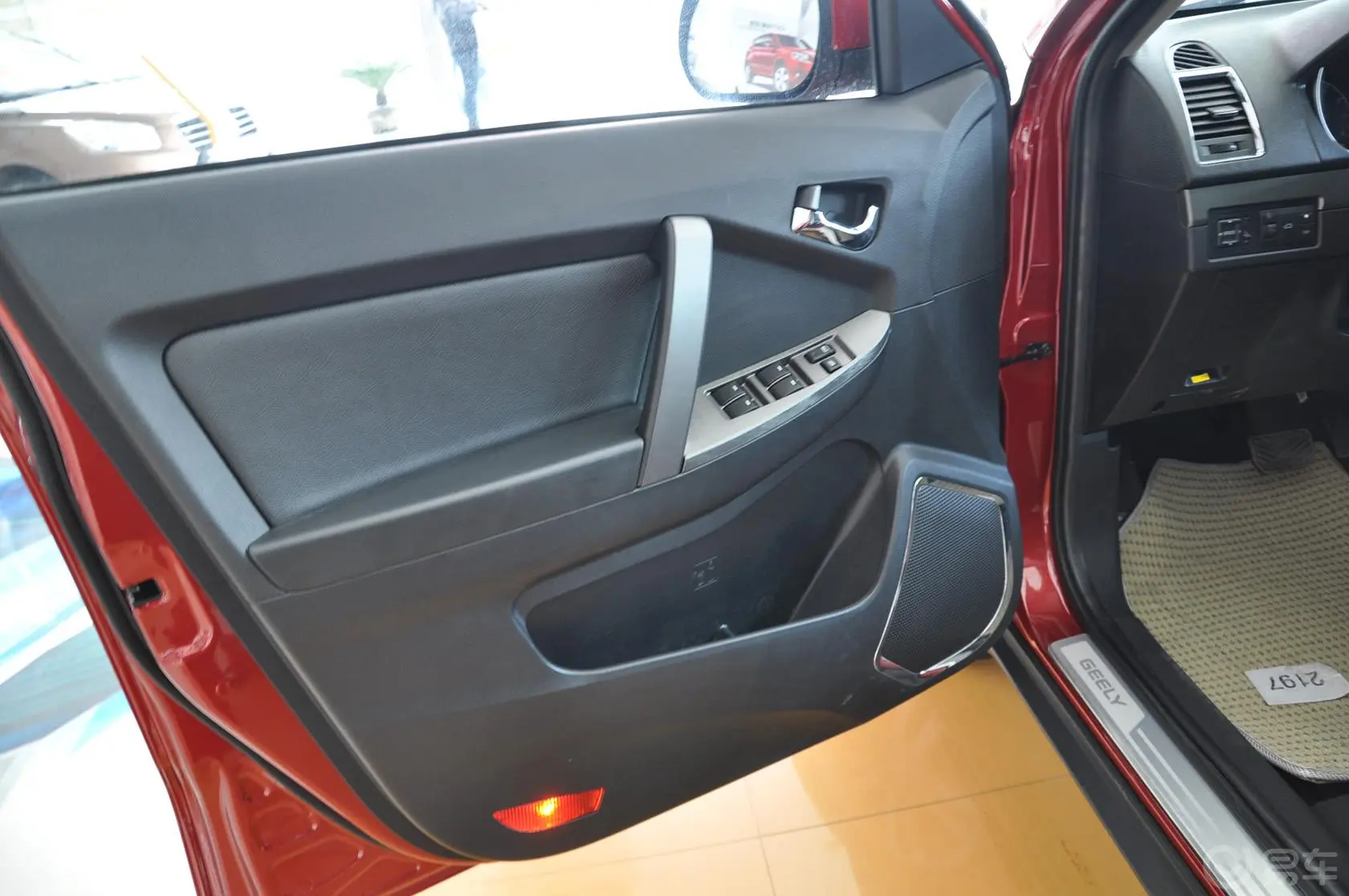 吉利GX72.0L 自动 尊贵型驾驶员侧车门内门板