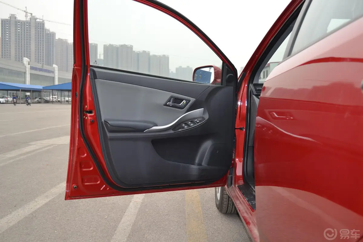 众泰Z3001.5L 手动 精英型驾驶员侧车门内门板