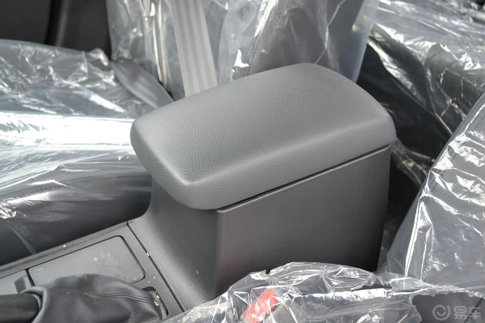 众泰Z3001.5L 手动 精英型前排中央扶手箱
