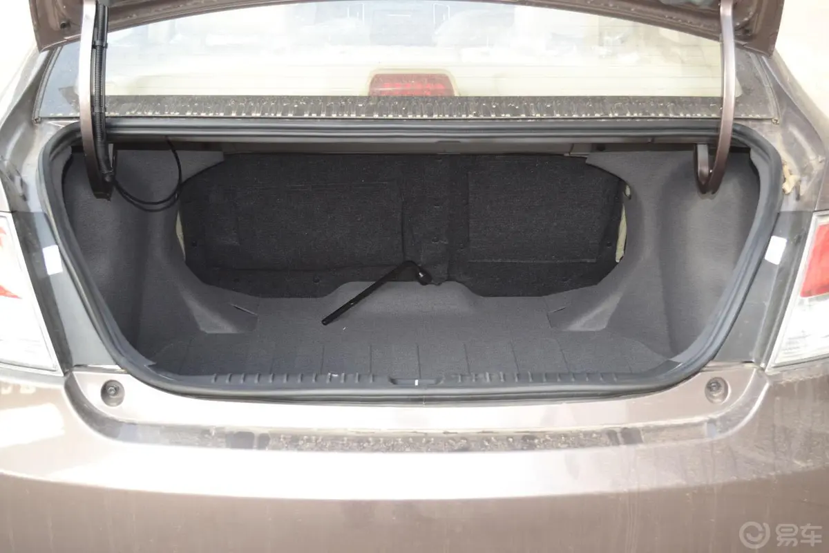 吉利GC71.5L 手动 舒适型行李箱空间