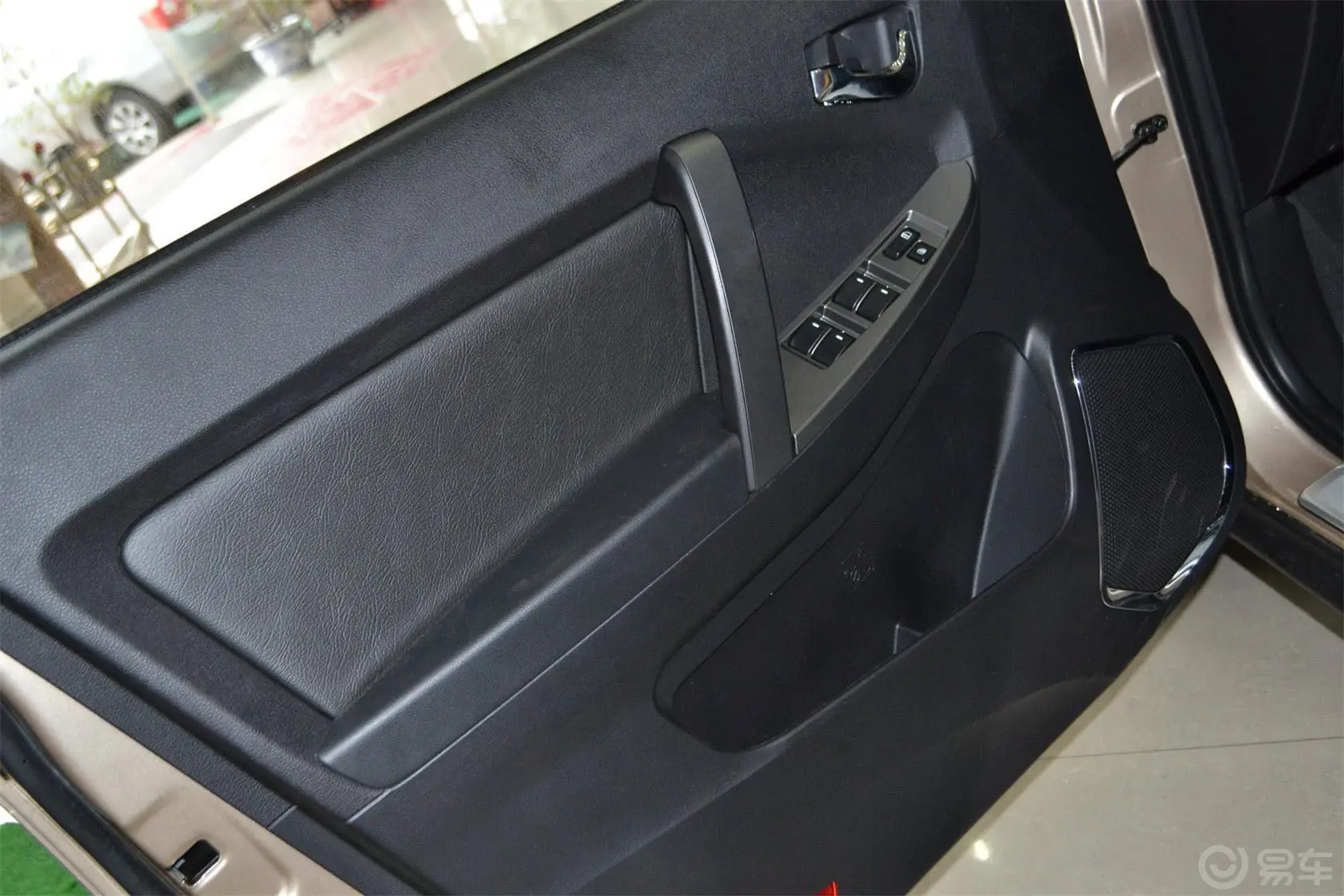 吉利SX72.0L 自动 豪华型驾驶员侧车门内门板