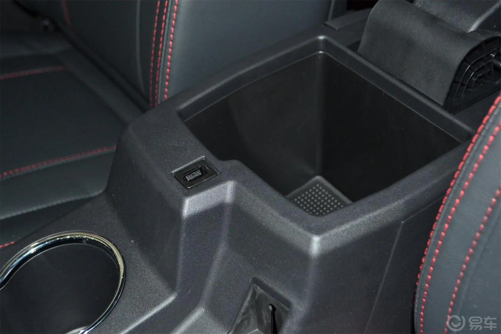 吉利SX72.0L 自动 豪华型前排中央扶手箱空间