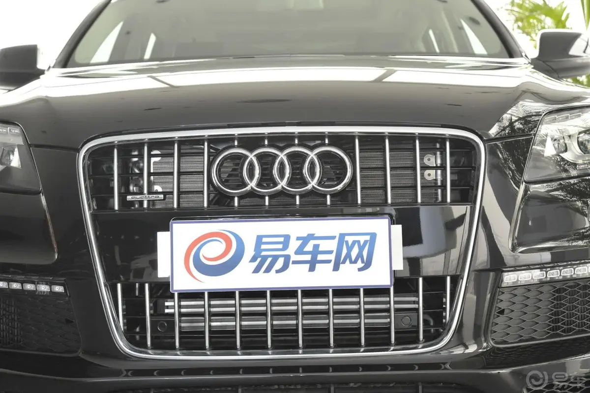 奥迪Q740 TFSI quattro 运动型前格栅侧俯拍