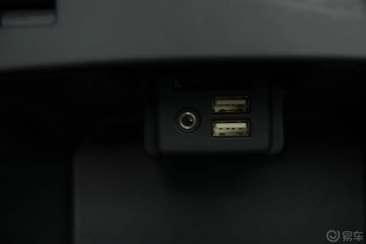 君威GS 2.0T 自动 燃情运动版USB接口