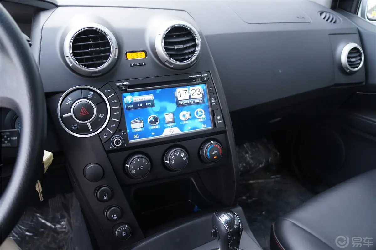 爱腾2.3L 汽油 两驱自动精英版中控台驾驶员方向