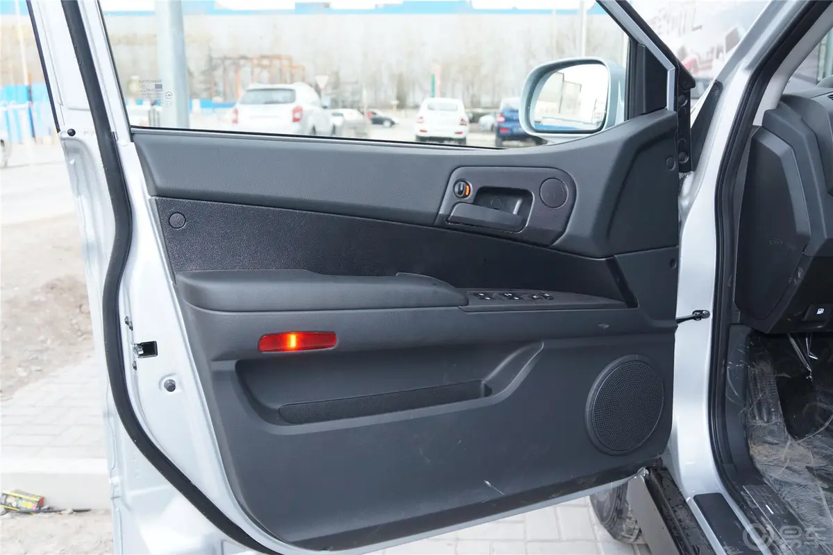 爱腾2.3L 汽油 两驱自动精英版驾驶员侧车门内门板