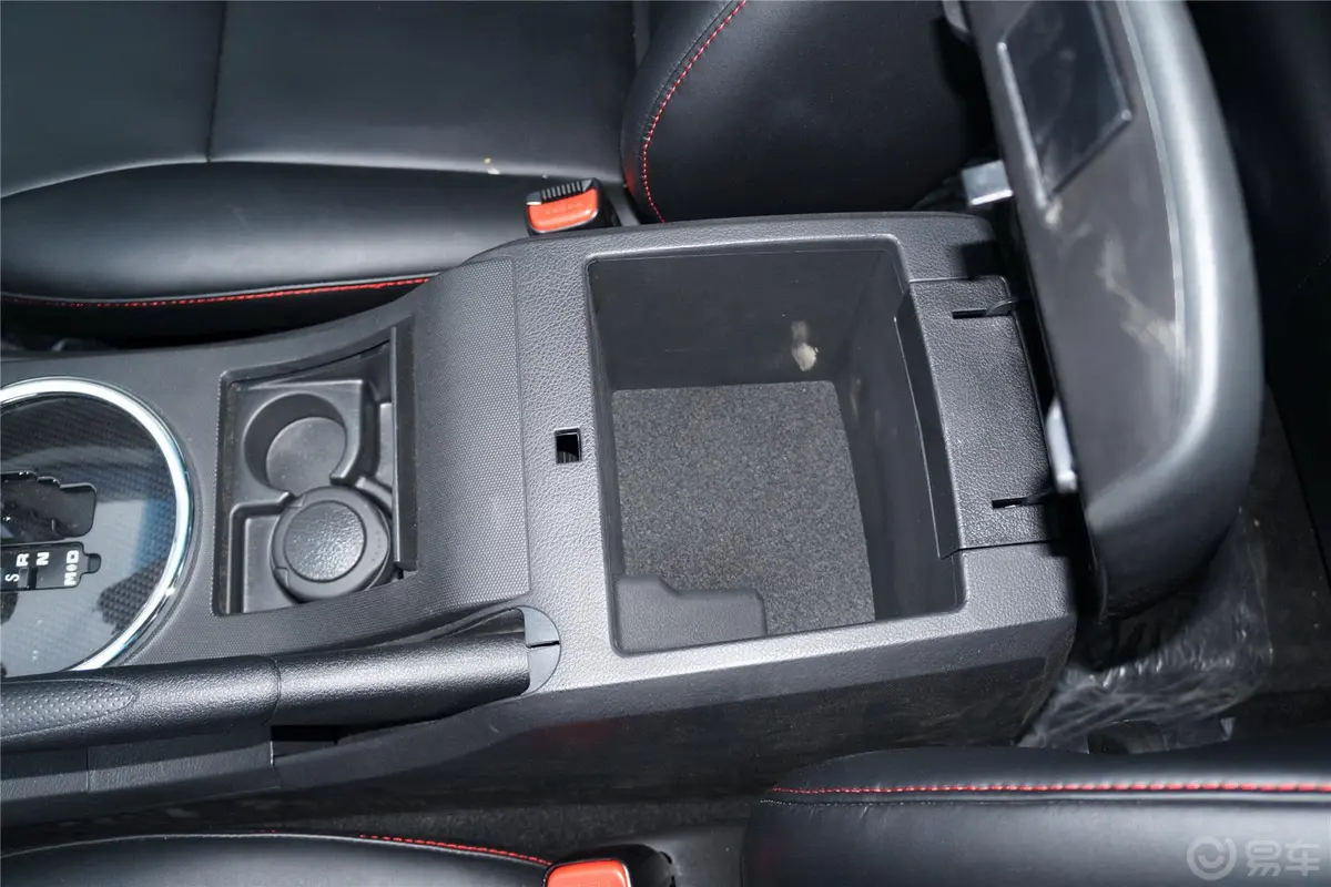 爱腾2.3L 汽油 两驱自动精英版前排中央扶手箱空间