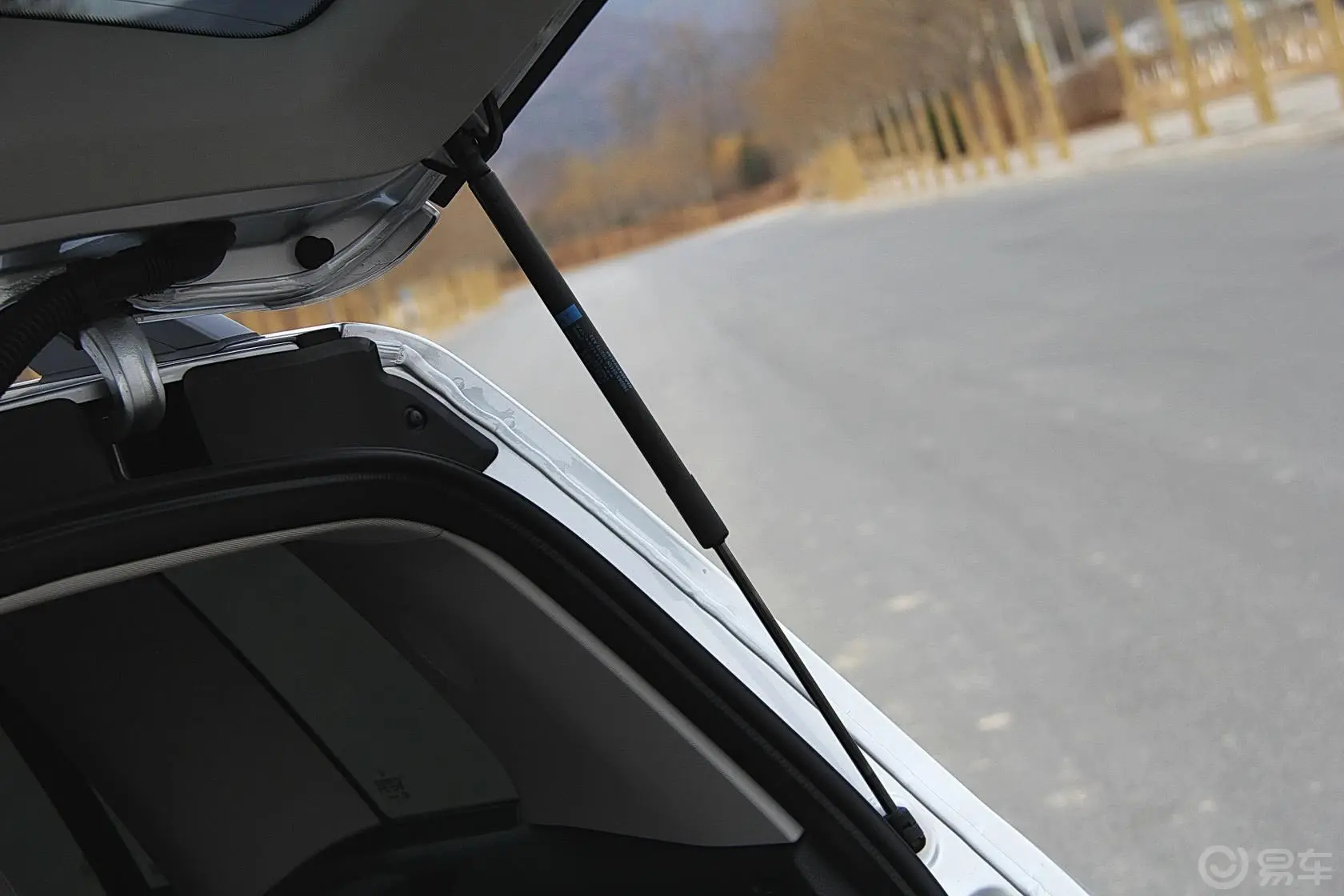 奔驰GLK级GLK 260  2.0T 自动 动感型行李厢支撑杆