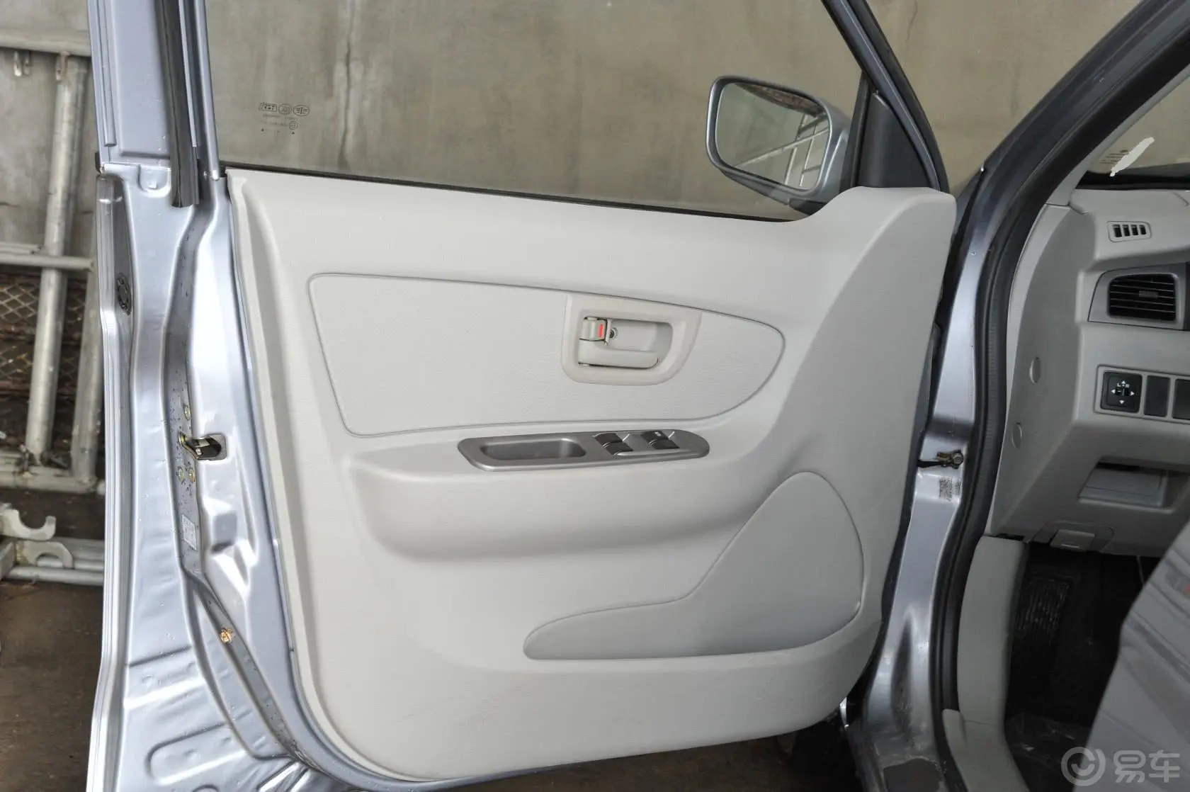 夏利N51.3L 手动 豪华型带气囊驾驶员侧车门内门板