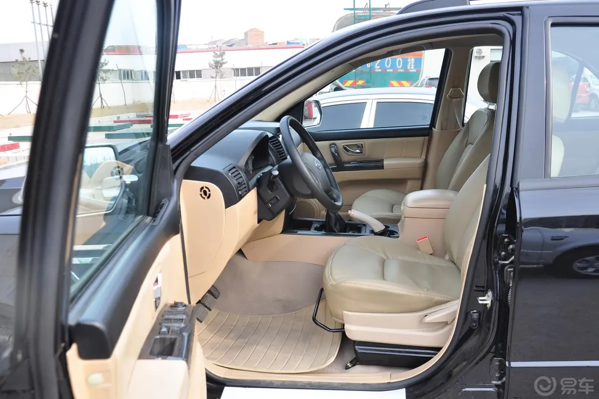 卡威W12.0L 手动 两驱 豪华型前排空间