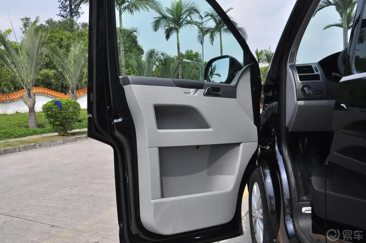 凯路威2.0TSI 舒适 四驱版驾驶员侧车门内门板