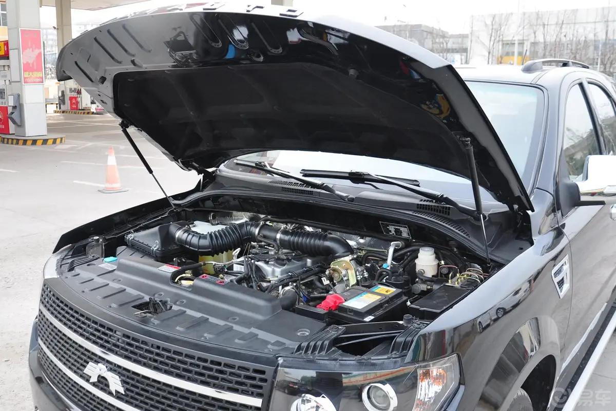 卡威W12.0L 手动 两驱 豪华型发动机盖开启