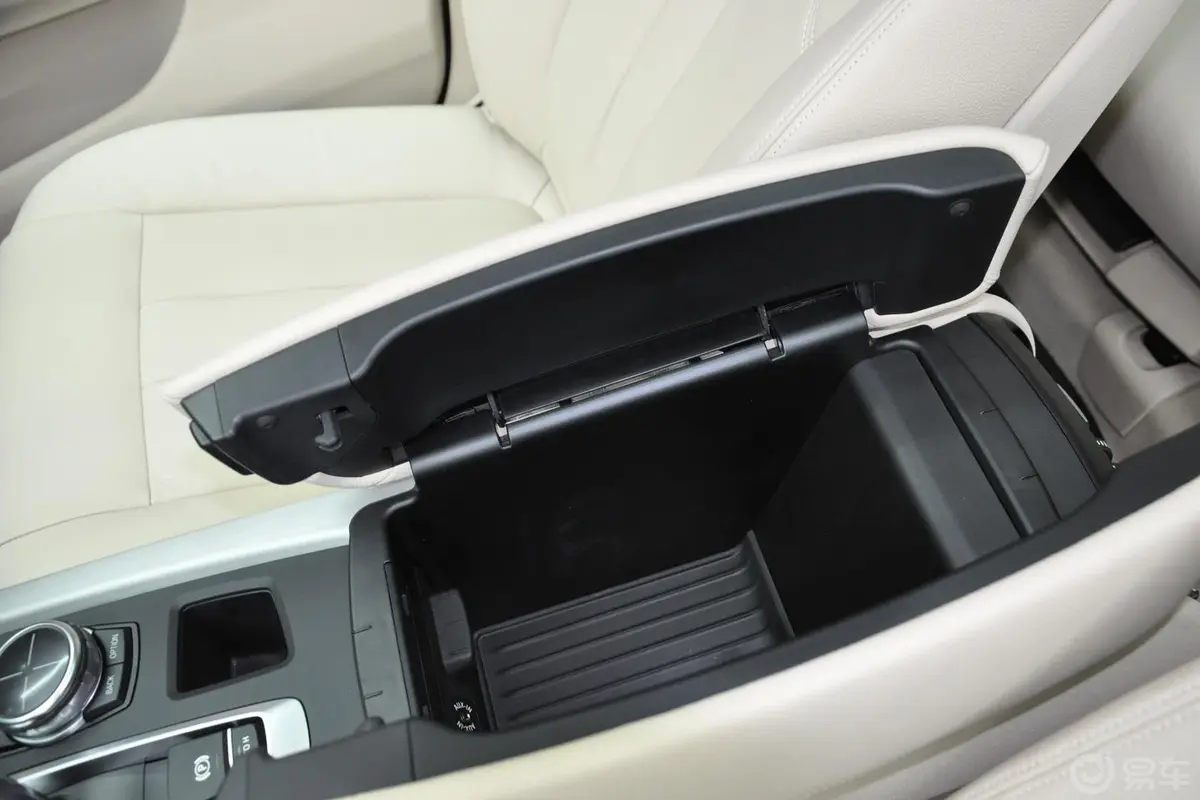宝马X5(进口)xDrive30d前排中央扶手箱空间