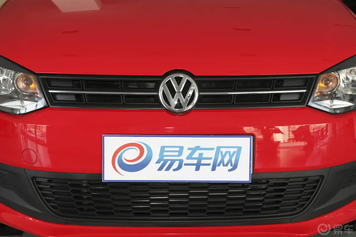 Polo1.4L 手动 致乐版前格栅侧俯拍