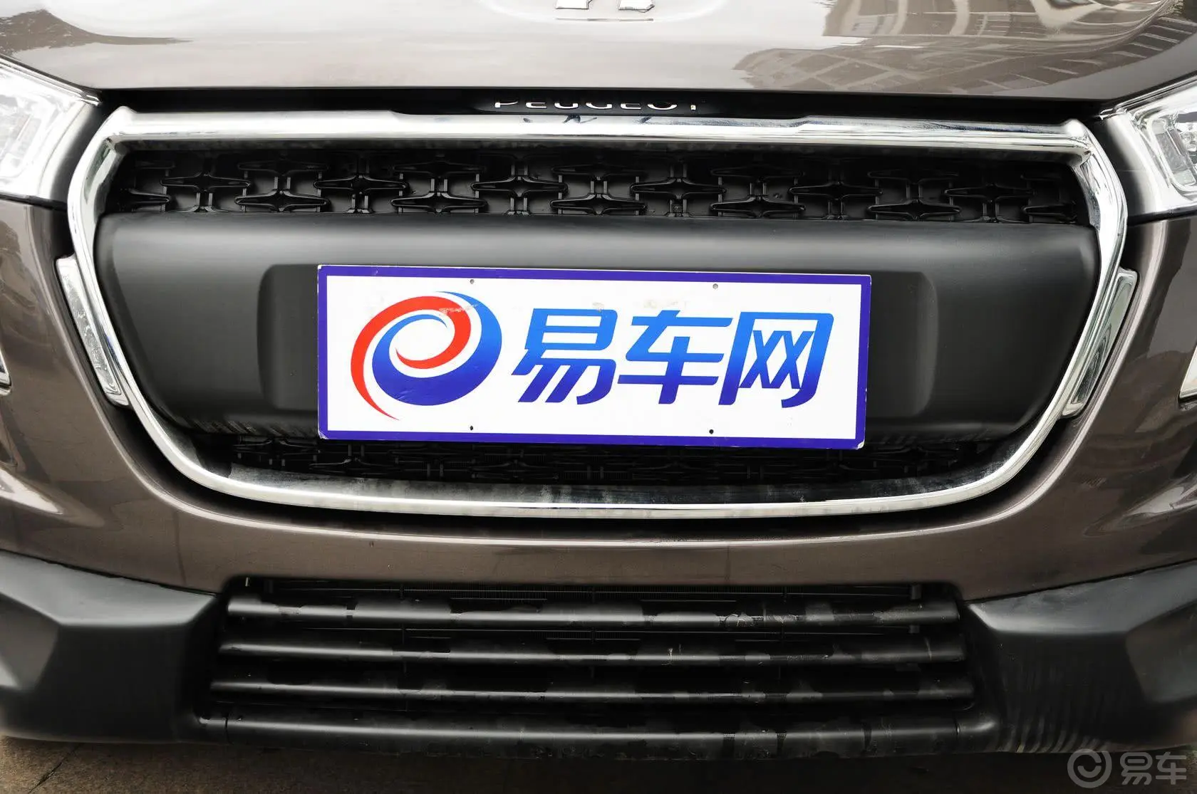 标致4008(进口)2.0L CVT 两驱 进取型前格栅侧俯拍