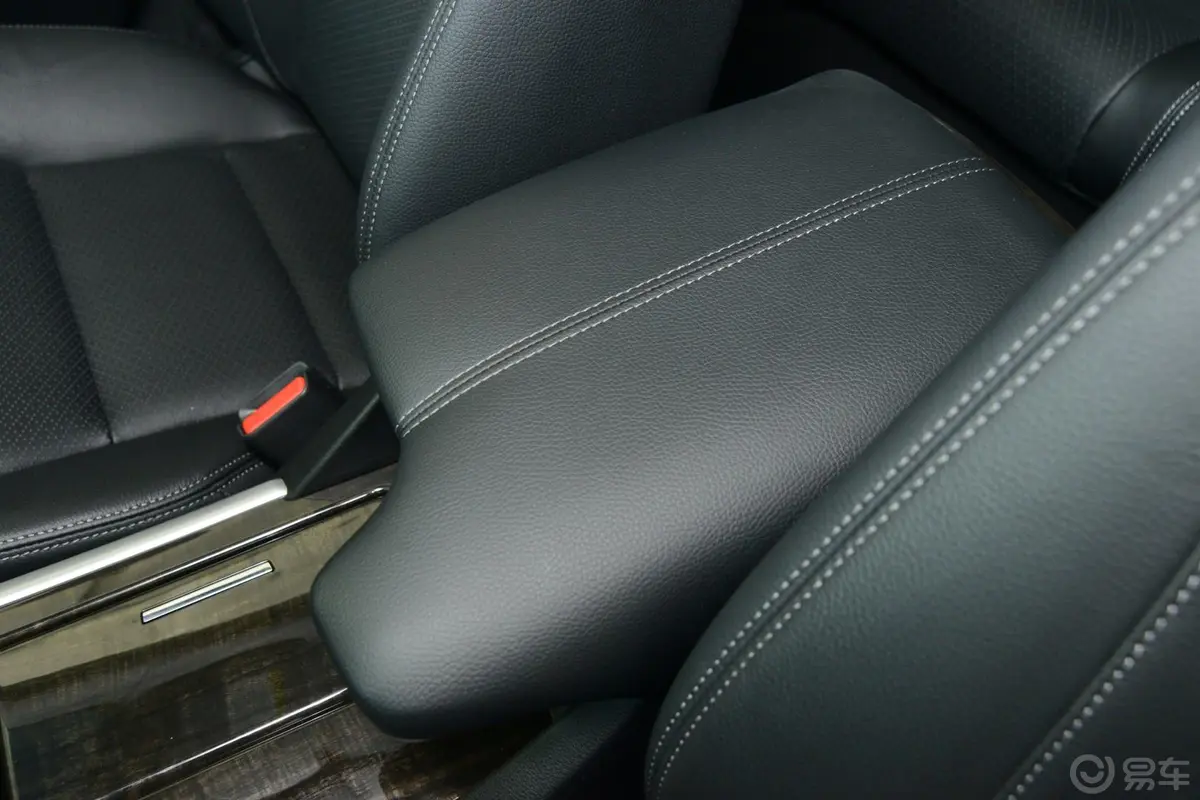雅阁2.4L LX 舒适版前排中央扶手箱