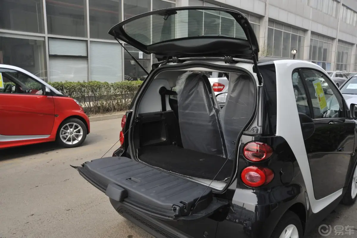 smart fortwo1.0L MHD 新年特别版行李厢开口范围