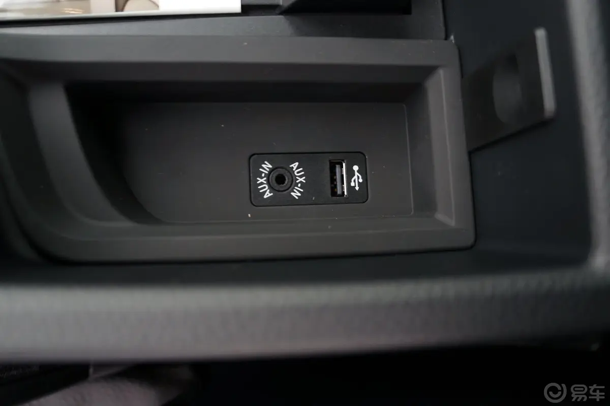 宝马4系敞篷轿跑车 428i 风尚设计套装USB接口