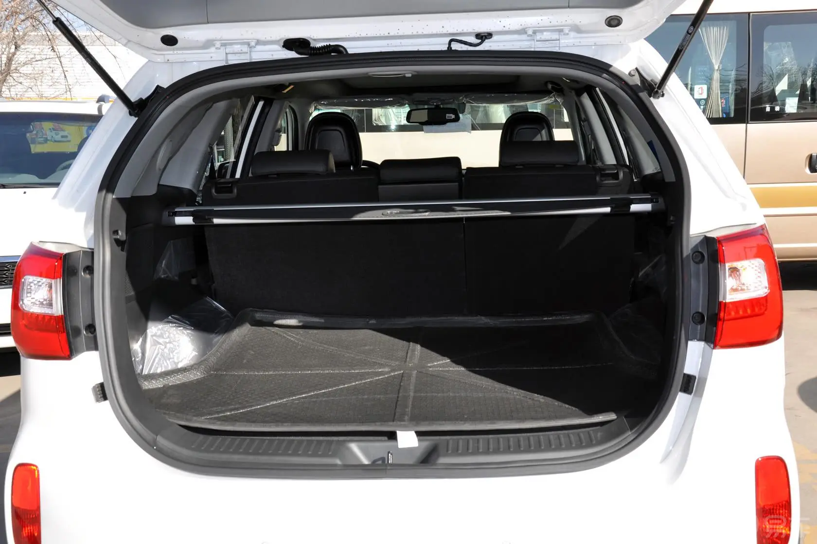 索兰托2.4L 汽油 至尊版 五座行李箱空间