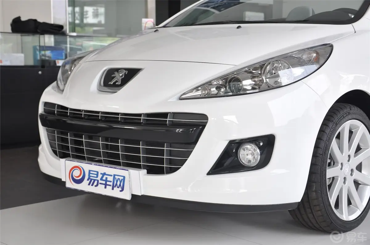 标致207(进口)CC 1.6L 自动 豪华版 罗兰加洛斯版车头局部