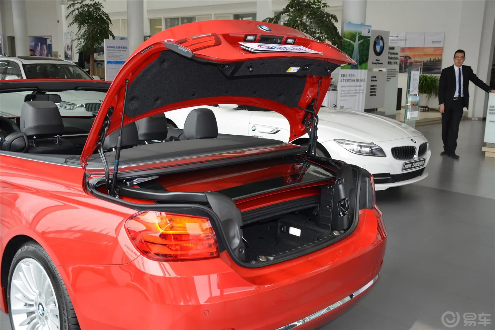 宝马4系敞篷轿跑车 428i 豪华设计套装行李厢开口范围