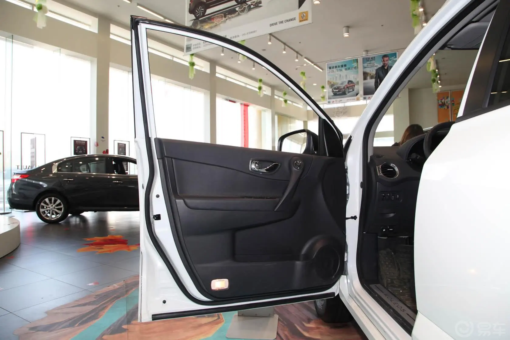 科雷傲(进口)2.5L 两驱 舒适版驾驶员侧车门内门板