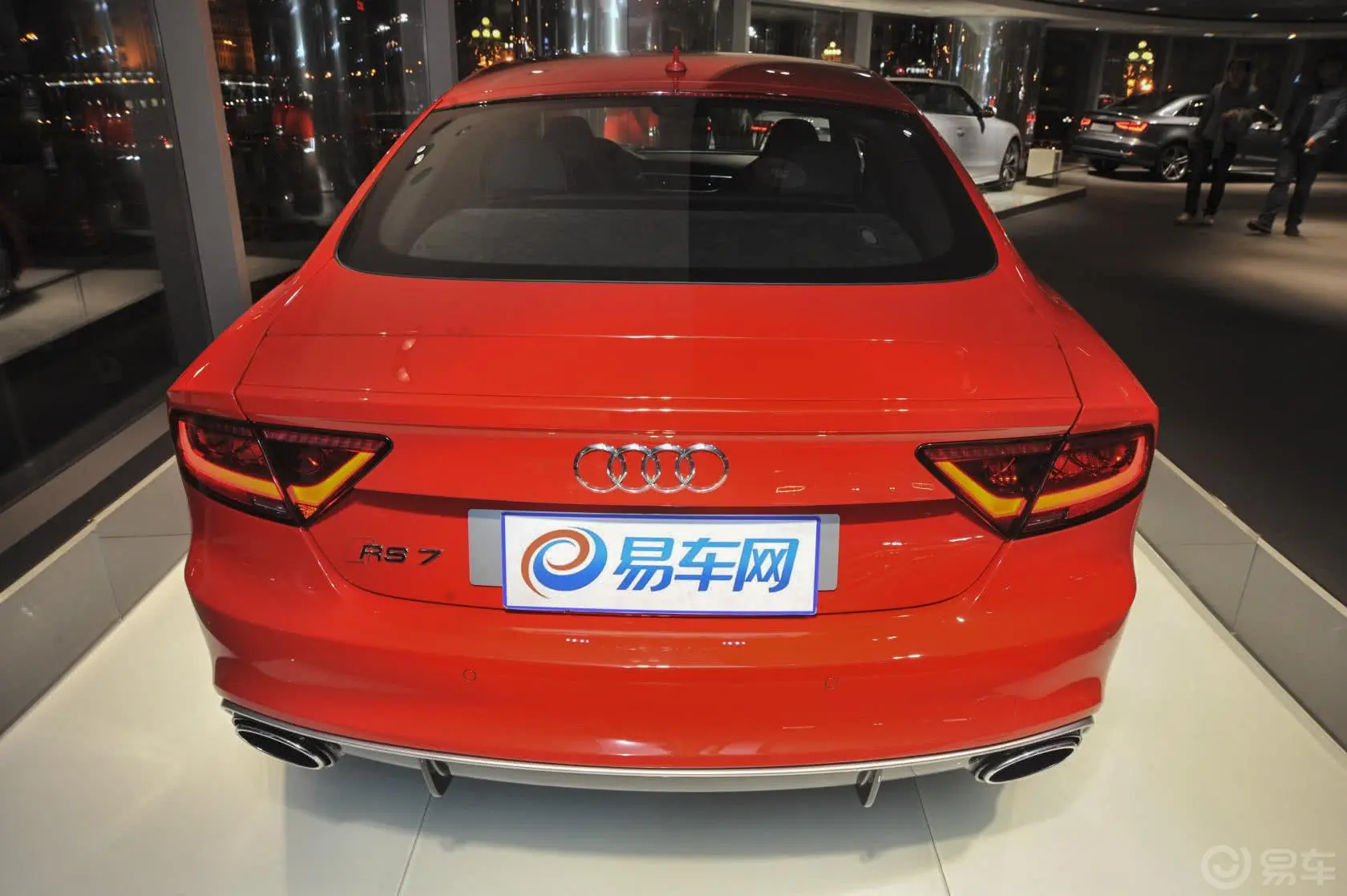 奥迪RS 74.0T 8速手自一体正后水平