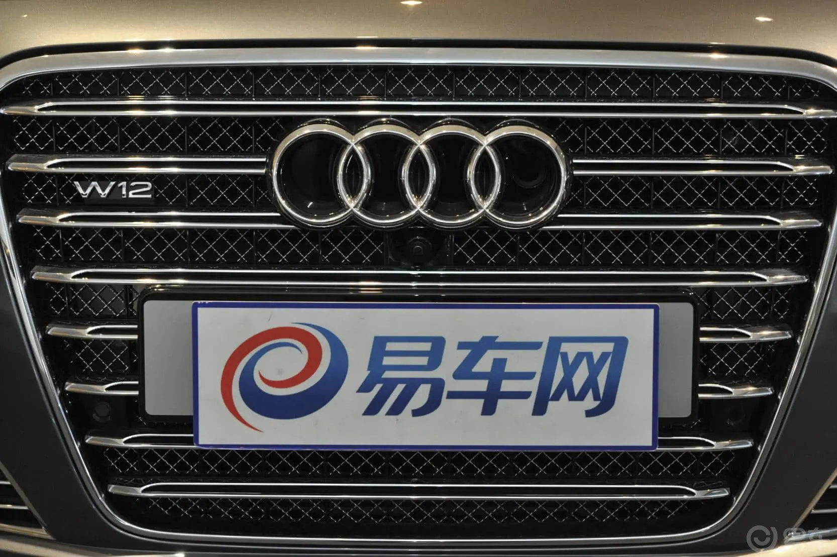 奥迪A8A8L 6.3FSI W12 quattro旗舰型前格栅侧俯拍