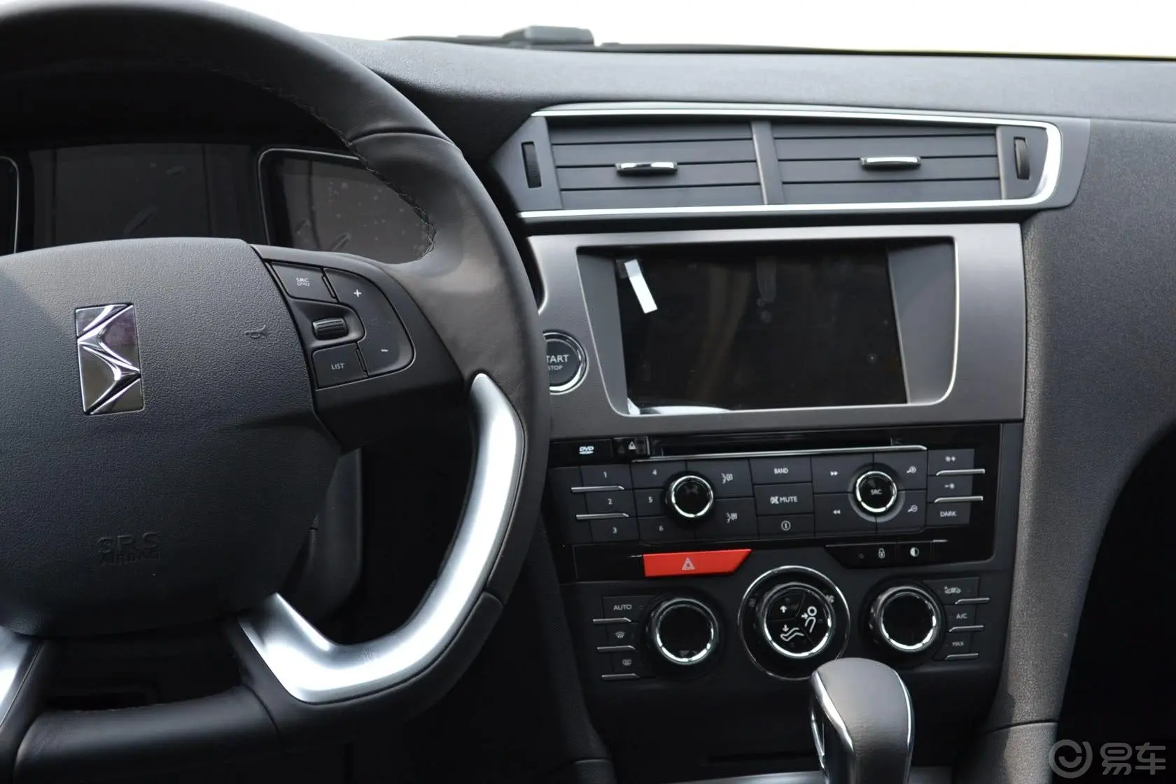 DS 5LS1.6T THP200 豪华版中控台驾驶员方向