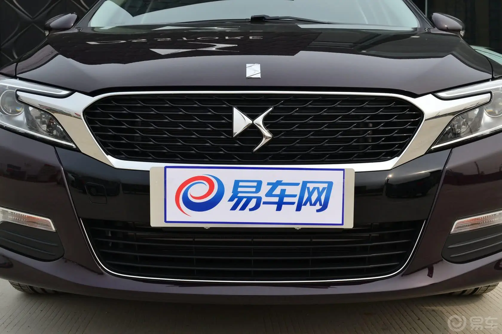 DS 5LS1.6T THP200 豪华版前格栅侧俯拍