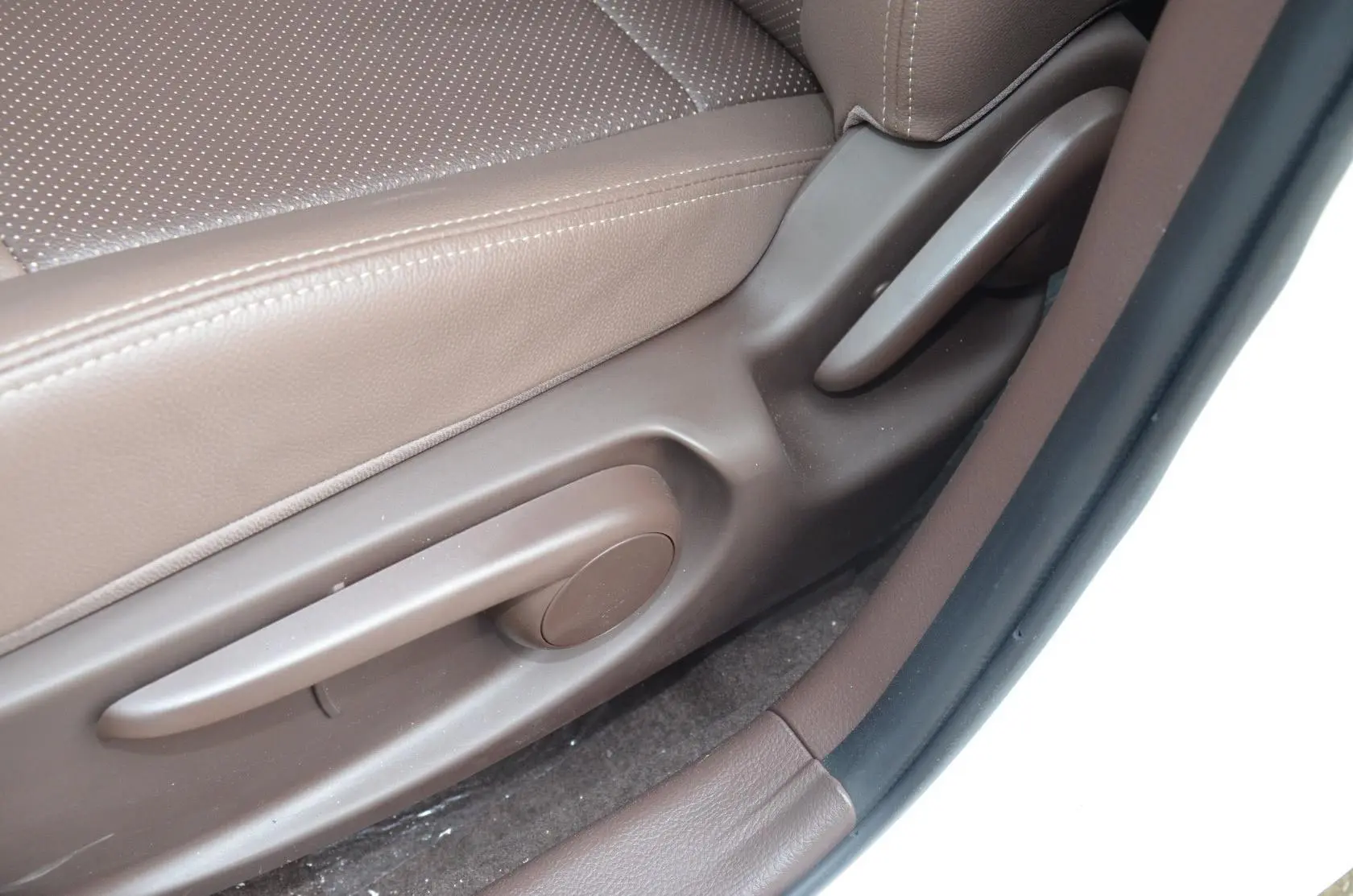 众泰Z3001.6L 都市版 自动 豪华型座椅调节键