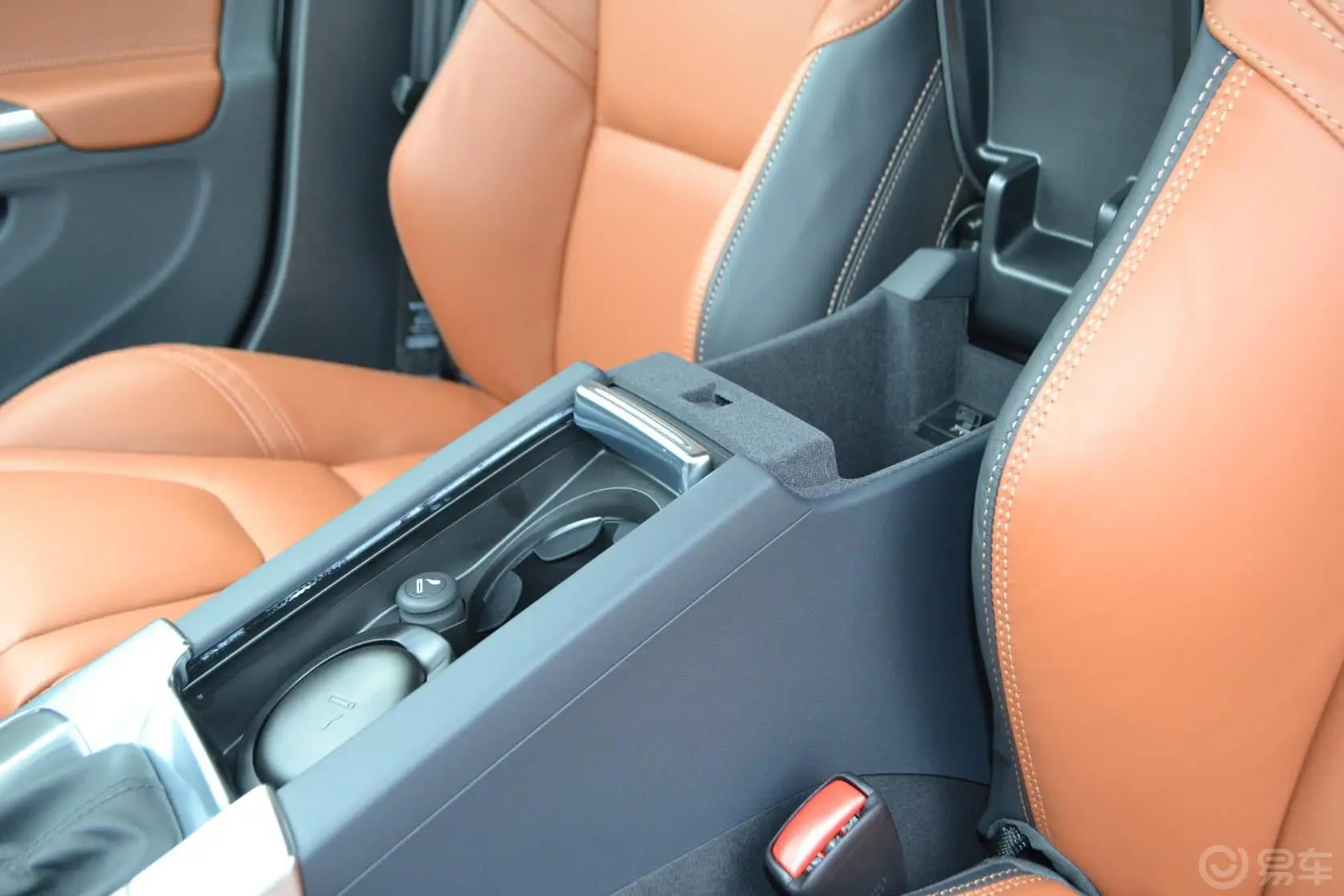 沃尔沃V60改款 T5 智雅版前排中央扶手箱空间