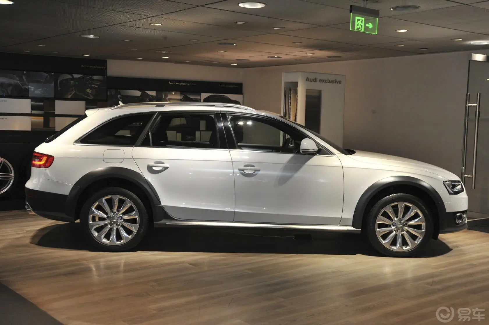 奥迪A4(进口)40TFSI allroad quattro正侧车头向右水平