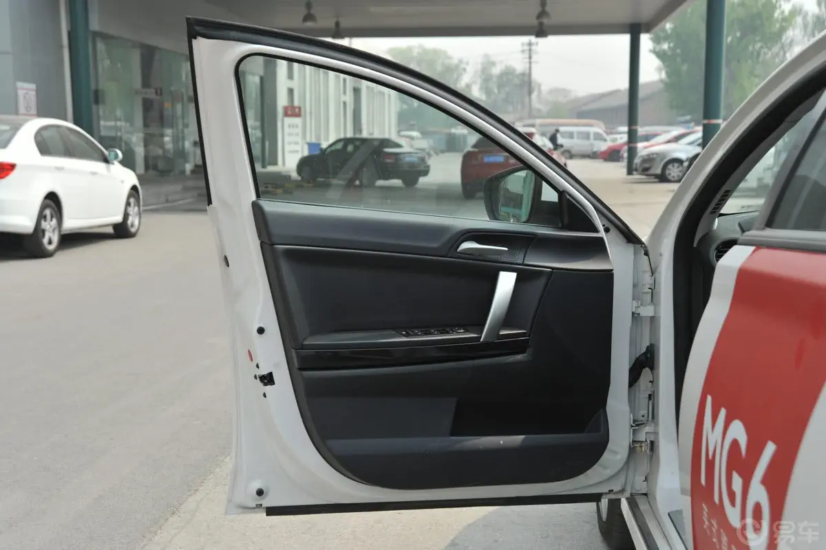 MG6掀背 1.8T TST 性能版驾驶员侧车门内门板