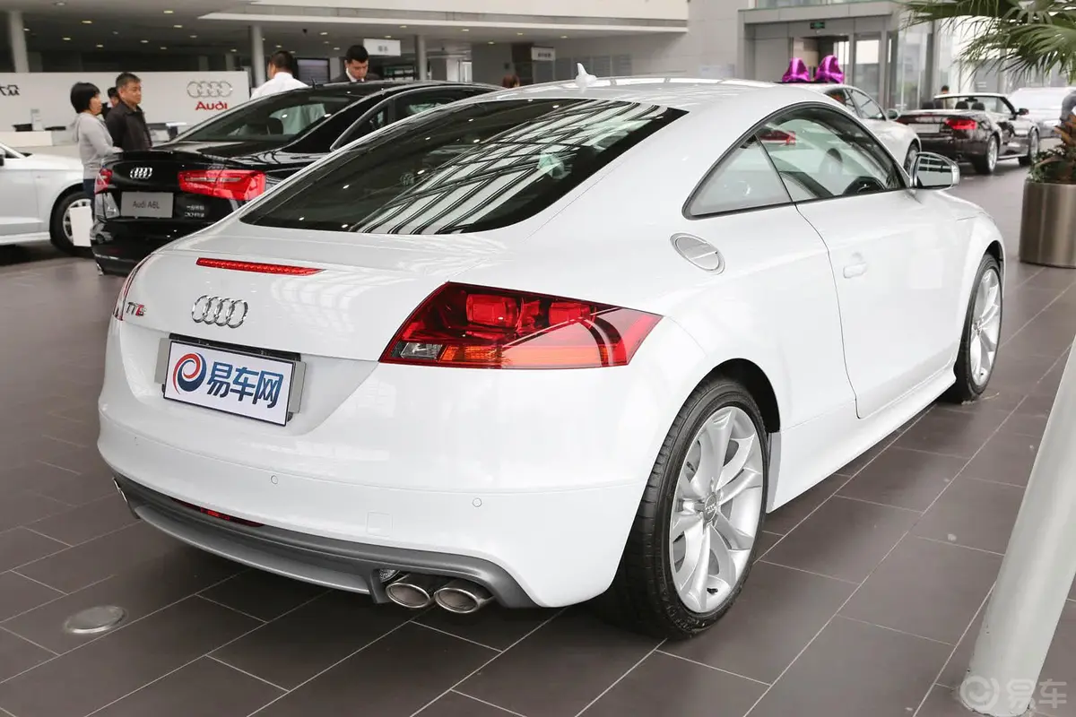 奥迪TTTTS Coupe 2.0TFSI quattro侧后45度车头向右水平