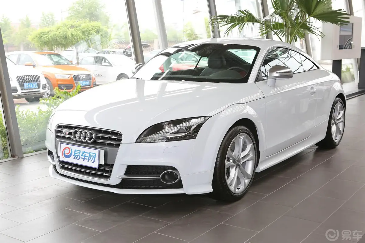 奥迪TTTTS Coupe 2.0TFSI quattro侧前45度车头向左水平