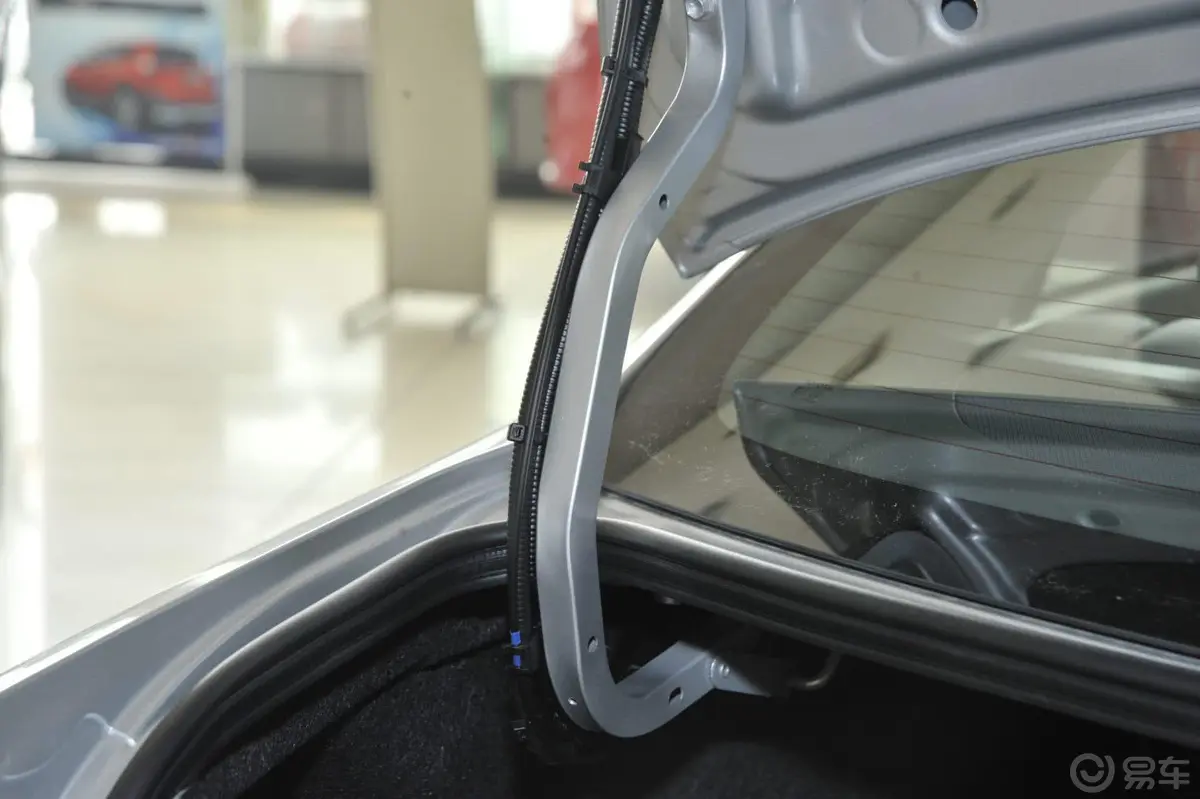 卡罗拉1.6L GL至酷版 4AT行李厢支撑杆