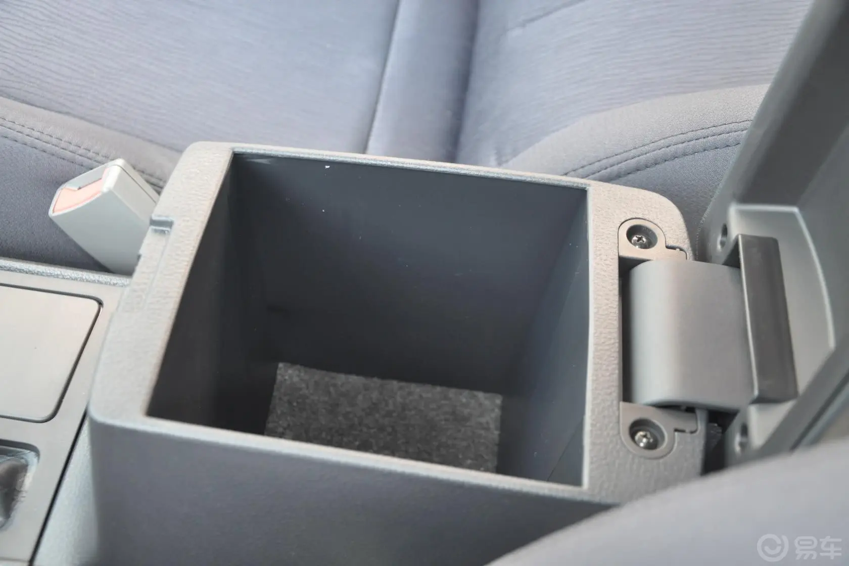 众泰Z3001.5L 手动 舒适型前排中央扶手箱空间