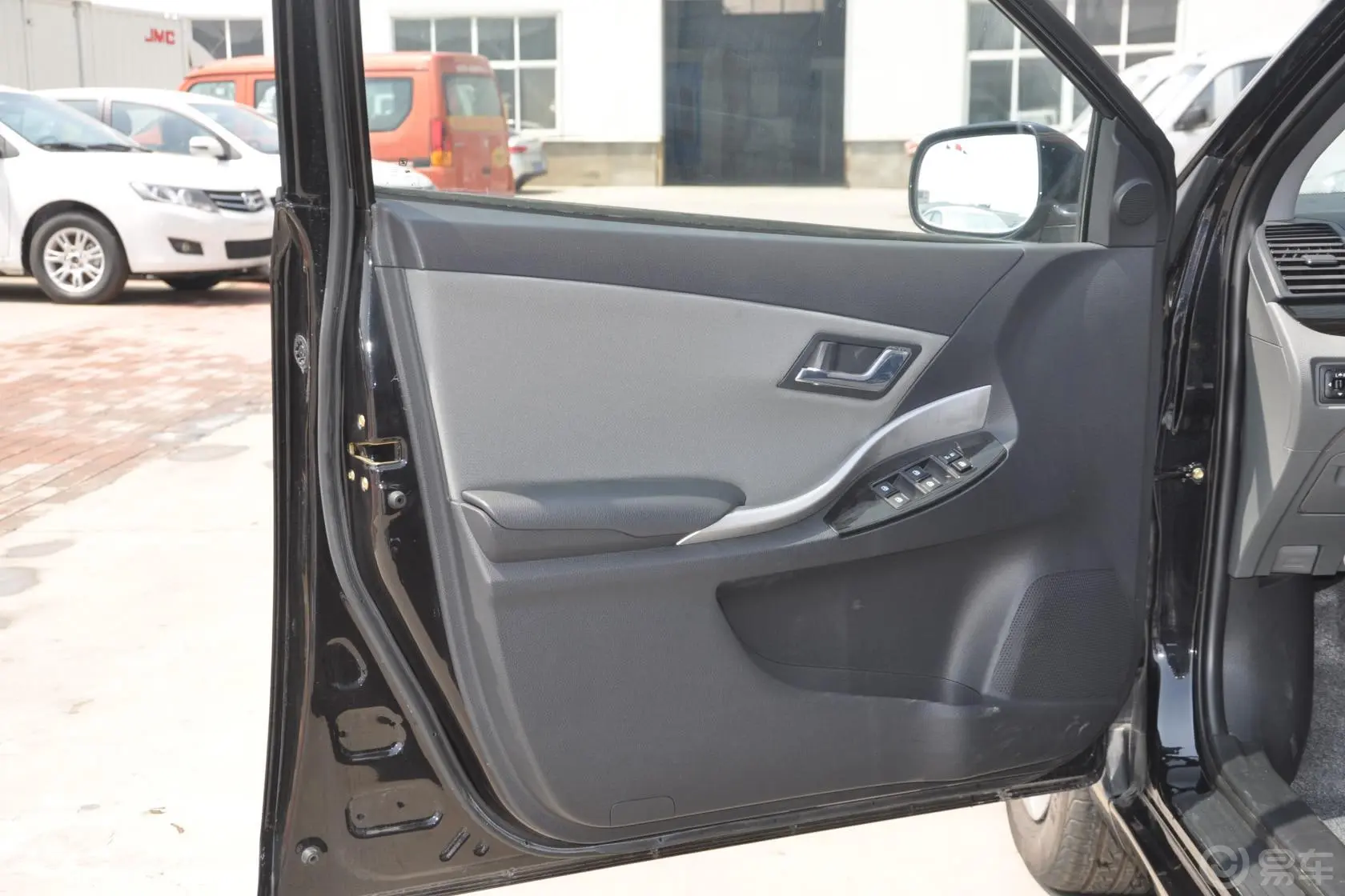 众泰Z3001.5L 手动 舒适型驾驶员侧车门内门板