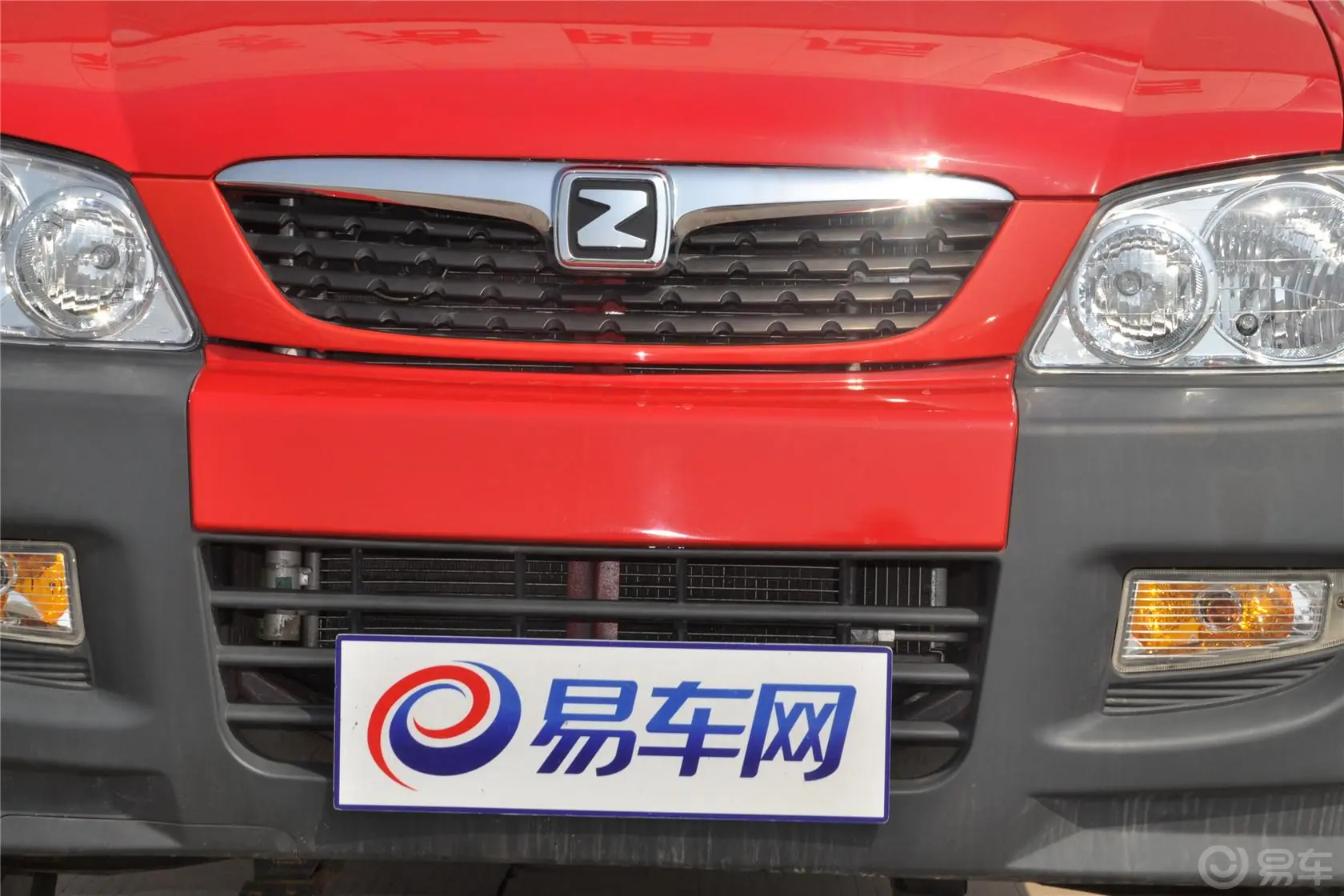 众泰20081.3L 手动 标准型前格栅侧俯拍