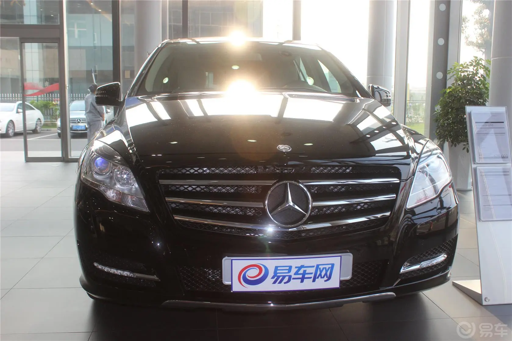 奔驰R级R 320 4MATIC  豪华型正前水平