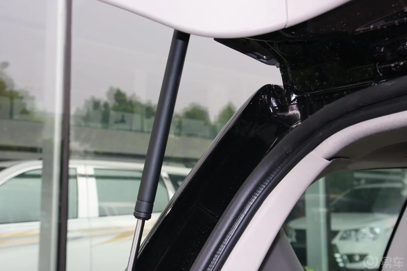 陆风X8探索版 2.0T 手动 四驱 豪华型 汽油版行李厢支撑杆