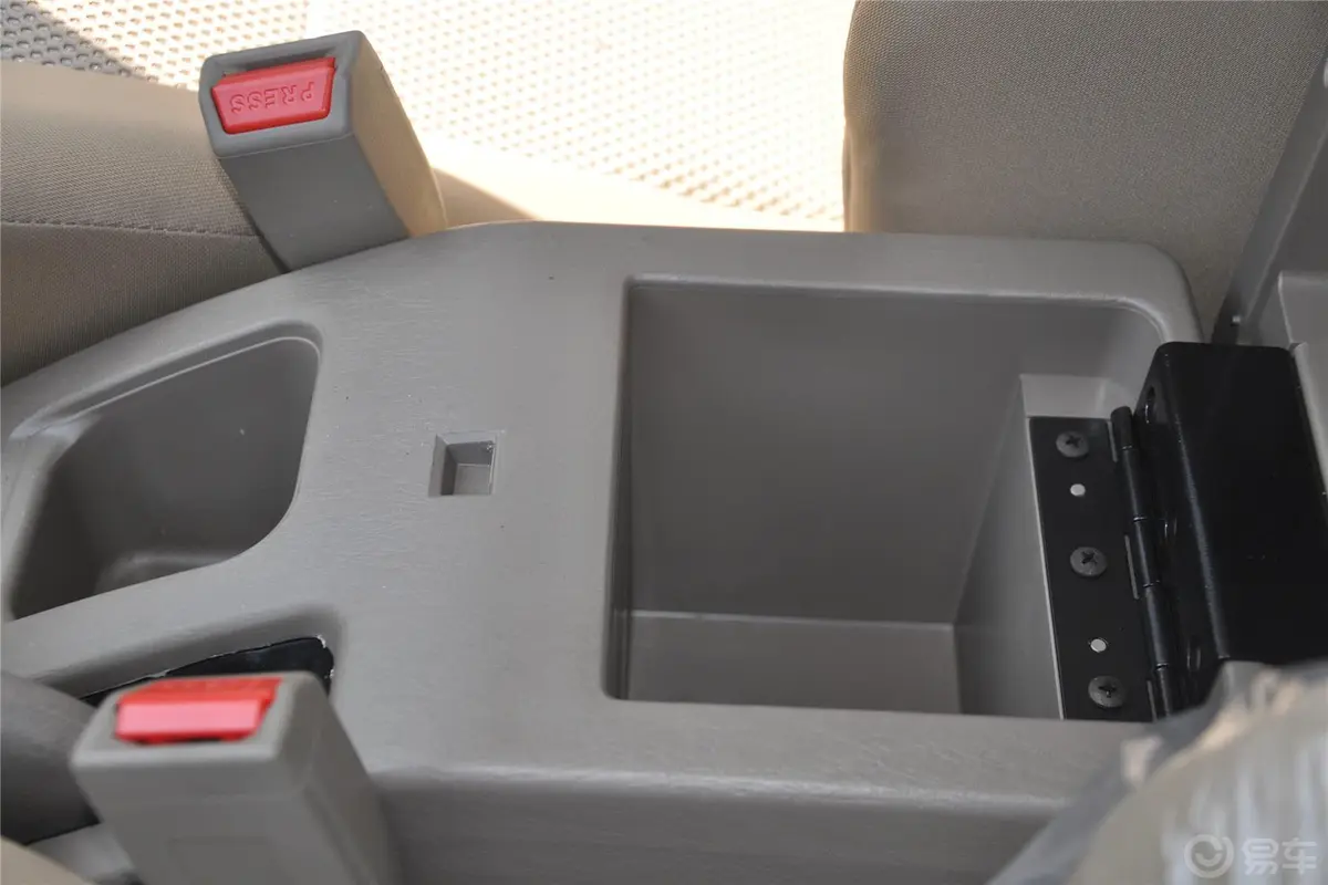 宝典新超值版 2.0L 手动 两驱 舒适型 汽油 国V前排中央扶手箱空间