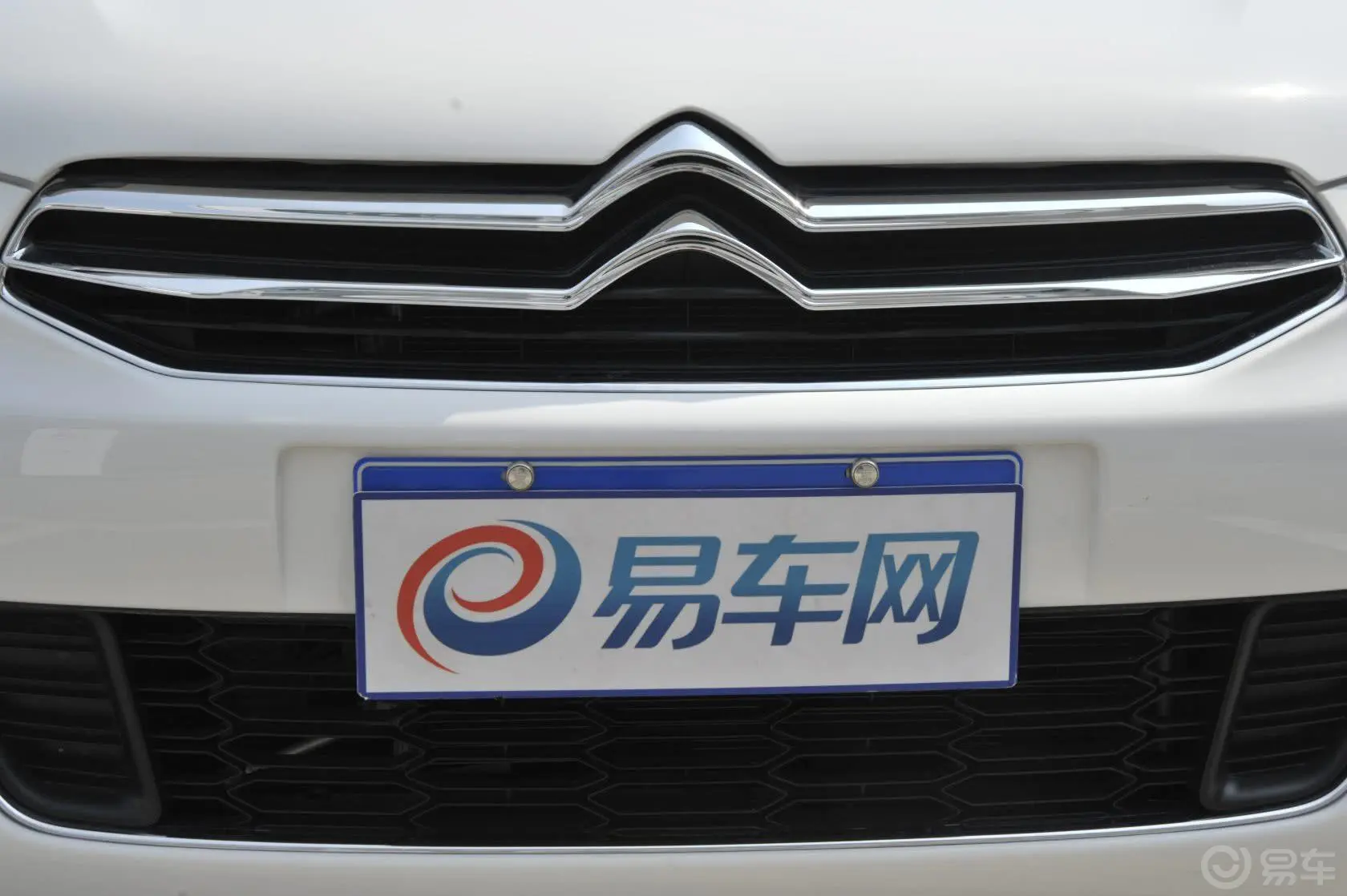 爱丽舍1.6L 手动 舒适型前格栅侧俯拍