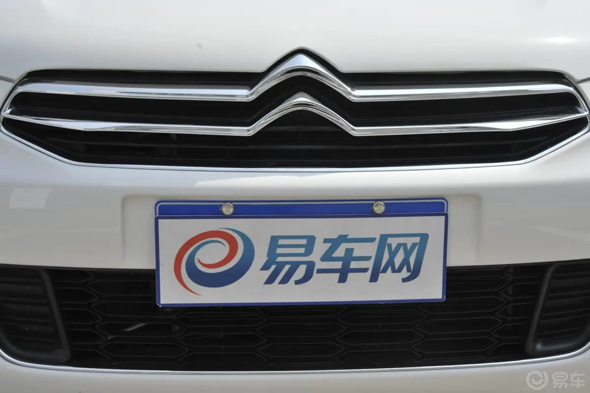 爱丽舍1.6L 手动 舒适型前格栅侧俯拍